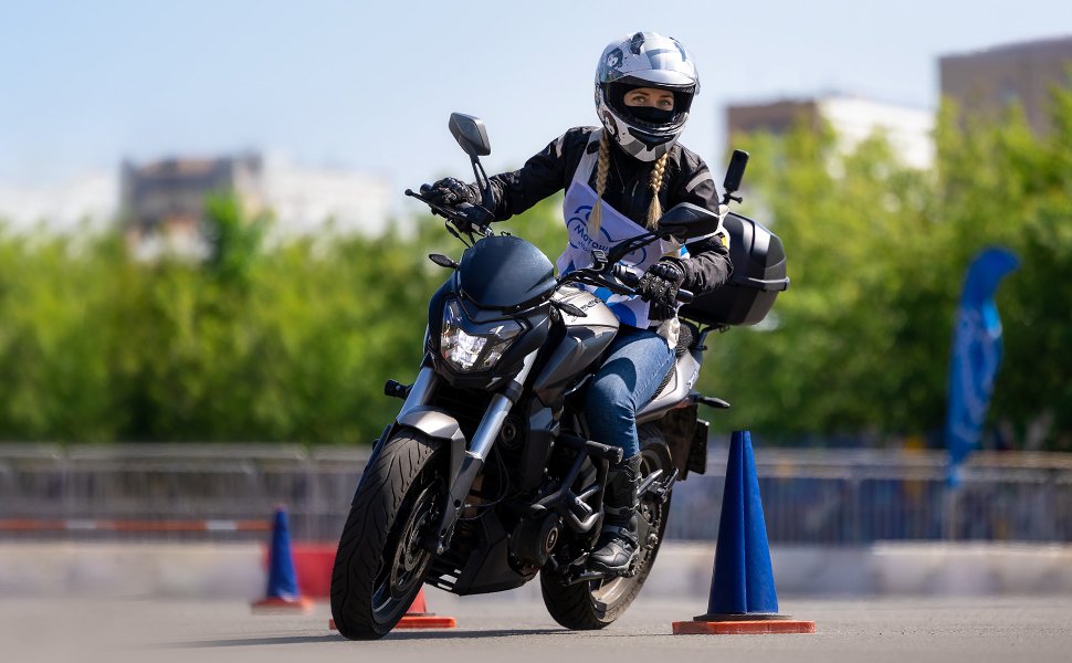 Девушка на мотоцикле. Катание на мотоцикле — лучшее хобби для развития мозга и тела. Мотошкола. Мосгортранс