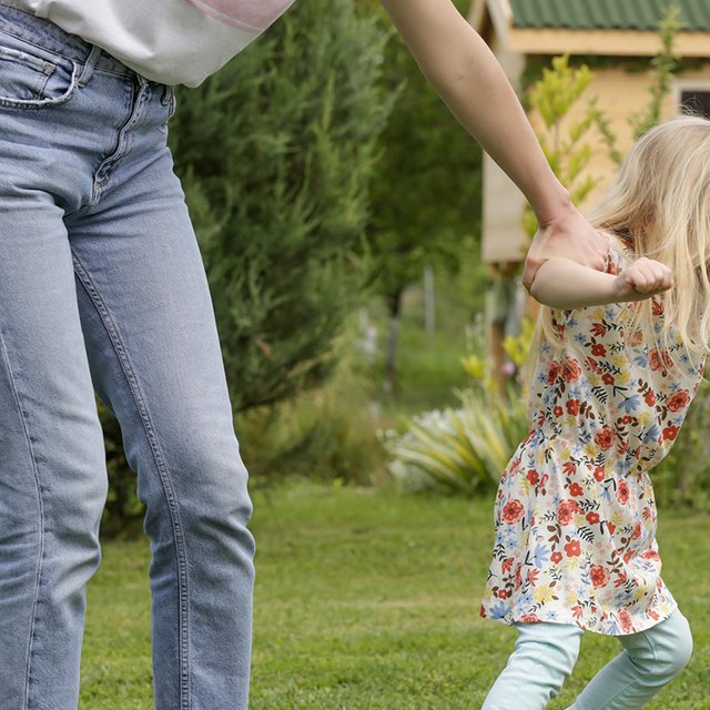 Взрослый на детской площадке обижает ребёнка: стоит ли заступаться