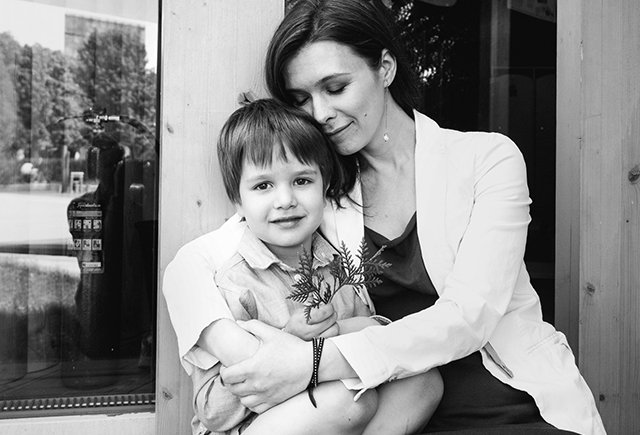 «Никто не выдаст тебе приз за то, что ты вырастила ребёнка». Правила воспитания Анастасии Изюмской