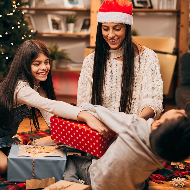 Ребёнок считает, что у брата или сестры подарок круче: что делать родителям
