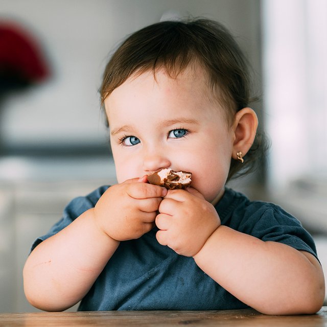 Когда и как нужно начинать давать ребёнку сладкое