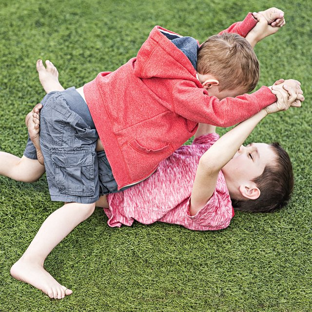 «А ты что сопли развесил? Врезал бы ему, да посильнее». Надо ли учить детей давать сдачи — и как это делать