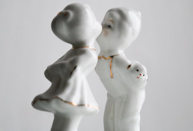 Мне 10 лет, и я влюбилась в мальчика. Лучше сказать ему или обсудить с мамой?