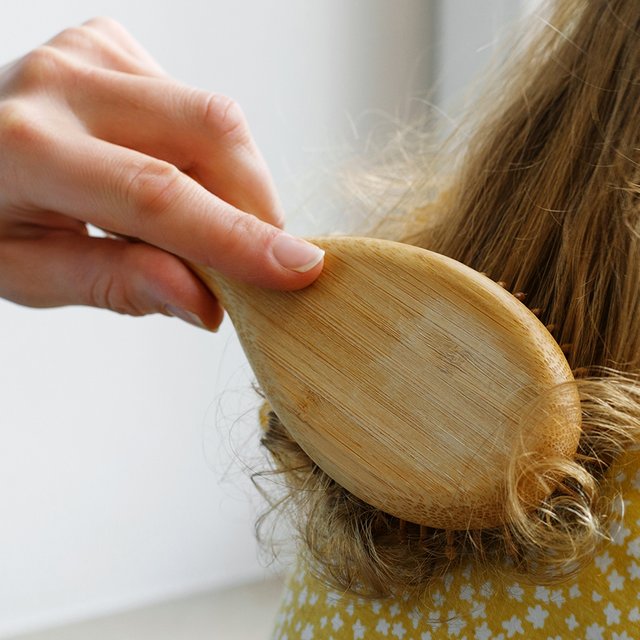 Воспитатель не дает причесывать ребенка в раздевалке детсада: такая норма правда есть в СанПиН?