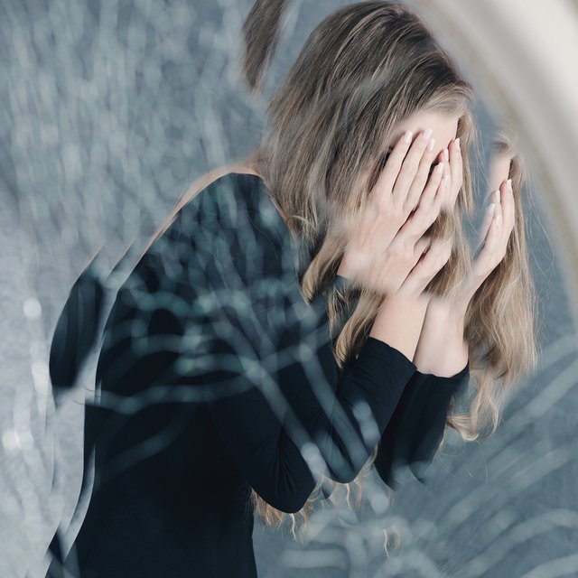 «Подставляла спину под кипяток, если съедала лишнее яблоко». Студентки с РПП — о борьбе с весом и собой