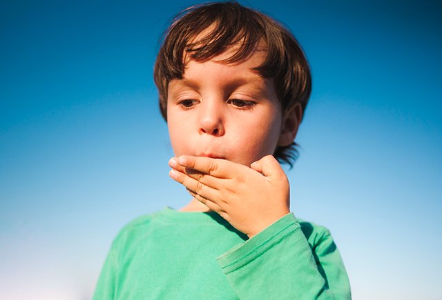 Как отучить ребёнка плеваться?