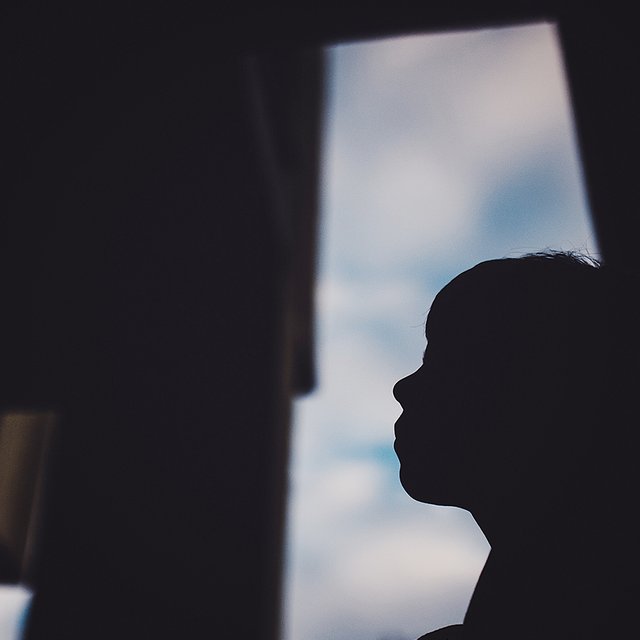 «Нас не кормят, нас бьют». Почему приёмные дети отказываются от семьи — и как в этом случае действует опека