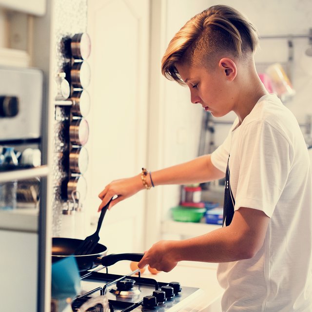 Законно ли оставлять 16-летнего ребёнка дома одного на неделю?