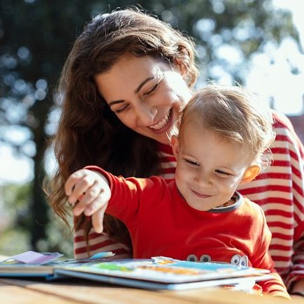 Башни из книг, книжная околесица, игры из детских историй. Чем занять дошкольника дома и не только