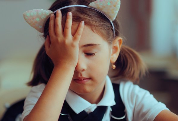 Разочарованная забывчивая девочка школьница