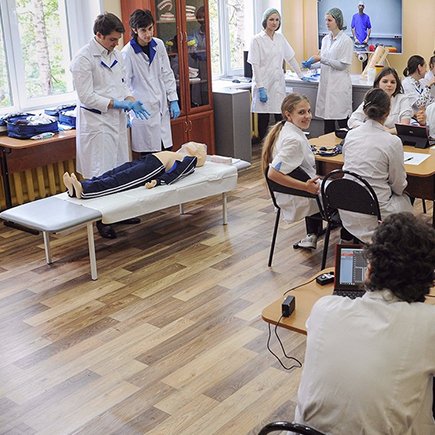 «Срочно на операцию! Скальпель, зажим, спирт». Чему учат детей в школе юного хирурга