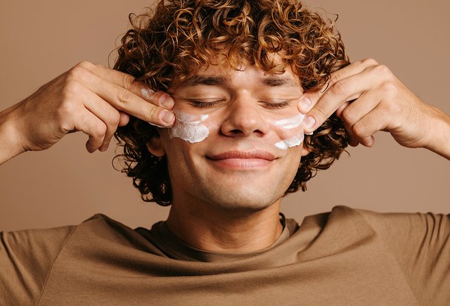 Должен ли мужчина ухаживать за кожей лица и как делать это правильно