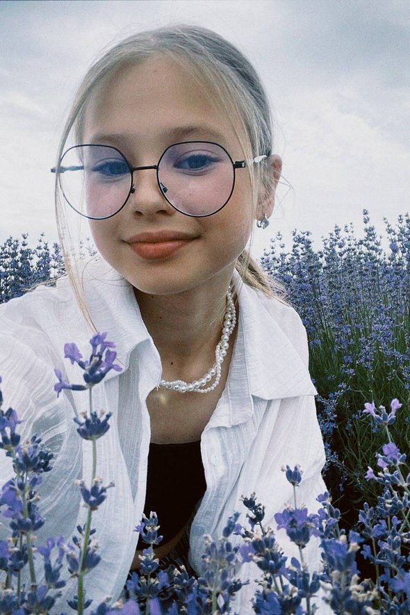 13-летняя девочка-блогер Соня. Художница