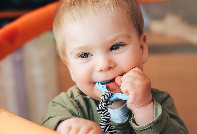 Ребёнок грызёт карандаши, игрушки и другие вещи: надо ли его отучать и нормально ли это