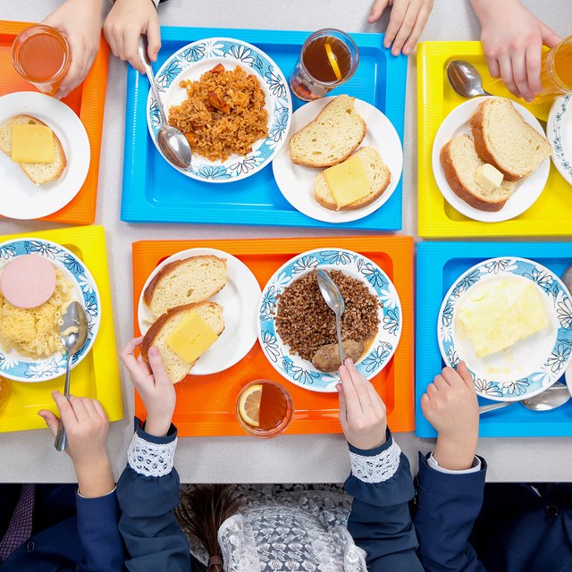 В школе заставляют дежурить в столовой и раздевалке вместо уроков. Законно ли это?