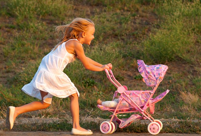 12 правил, которые мы нарушаем во время прогулок с коляской: всё про дороги, лифты и транспорт