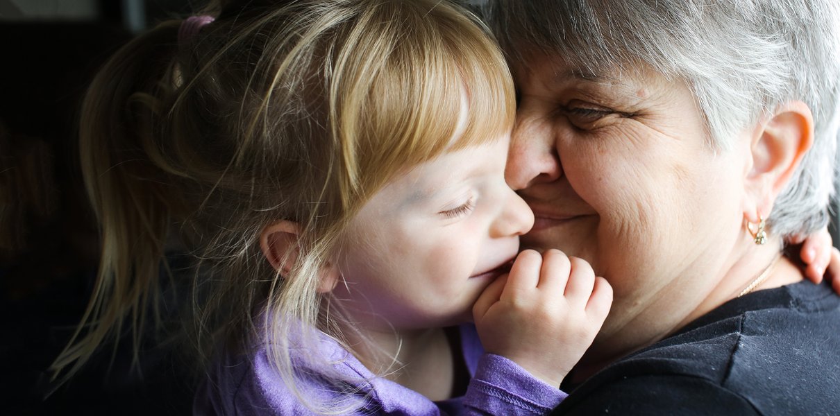 «Я могла есть щи в ванне!»: 3 признания в любви бабушкам и дедушкам