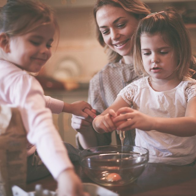 Как научить ребенка готовить? Лайфхаки от мамы, чьи дети делают это с трех лет