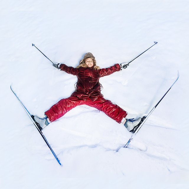 Должна ли школа предоставлять детям лыжи для занятий физкультурой? И можно ли ставить двойки за их отсутствие?