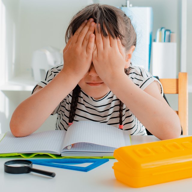 Ребёнок сильно переживает из-за плохих оценок в школе: как его поддержать