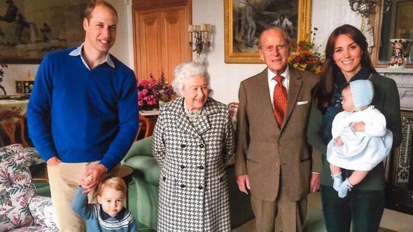 Елизавета II и герцог Эдинбургский с герцогом и герцогиней Кембриджскими, принцем Джорджем и принцессой Шарлоттой. Виндзор, 2015 год.