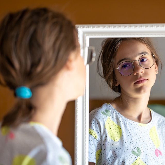 Подросток сильно переживает из-за своей внешности: как его поддержать