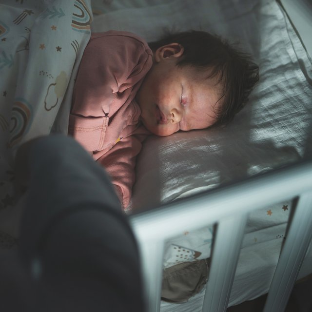 Как должен спать младенец: на спине или на боку?