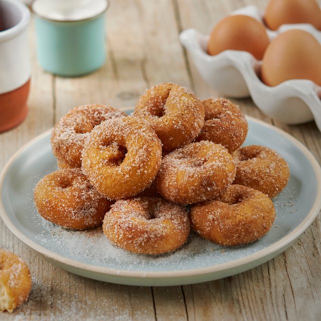 Пончики из детства с сахарной пудрой: как приготовить их дома за полчаса