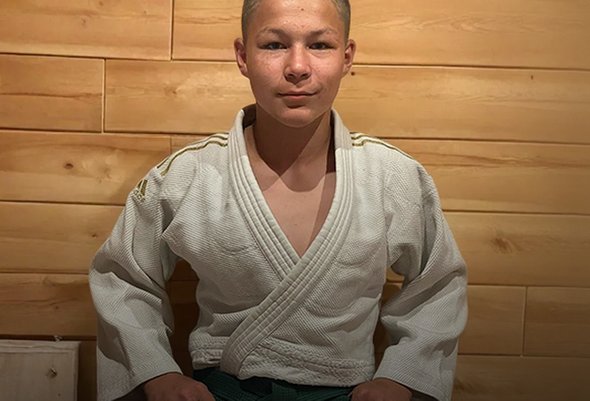«Берем иголку с ниткой и протыкаем пузыри»: история 14-летнего дзюдоиста-«бабочки»