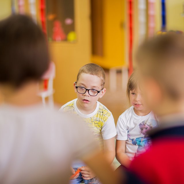 «Дети должны сидеть смирно. В группе тишина». Воспитатель с 30-летним стажем — о проблемах детсадов