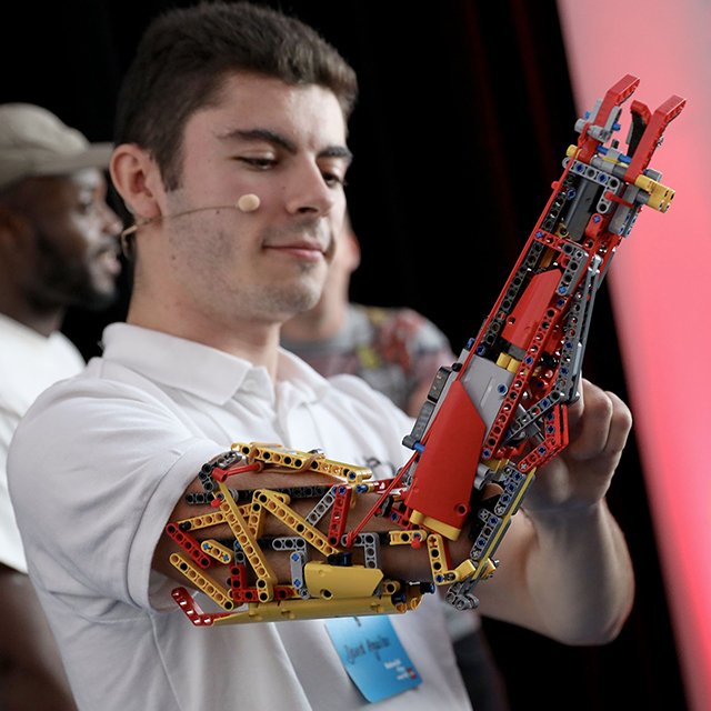 В 9 лет Давид Агилар собрал свой первый протез из «Лего». Сейчас он пользуется уже четвёртой моделью