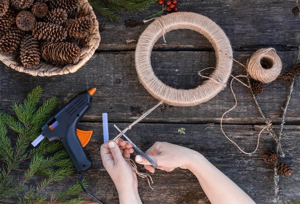 7 идей как украсить дом: не только дождик и мишура, венок из пряжи