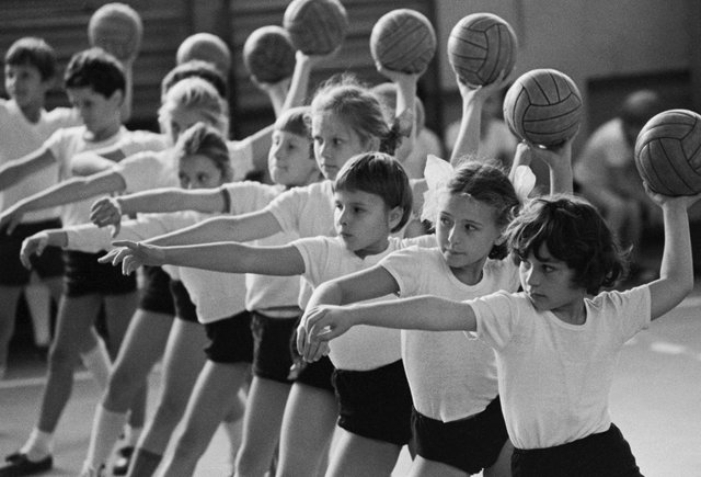 Два класса на уроке физкультуры в одном спортивном зале — это нормально?