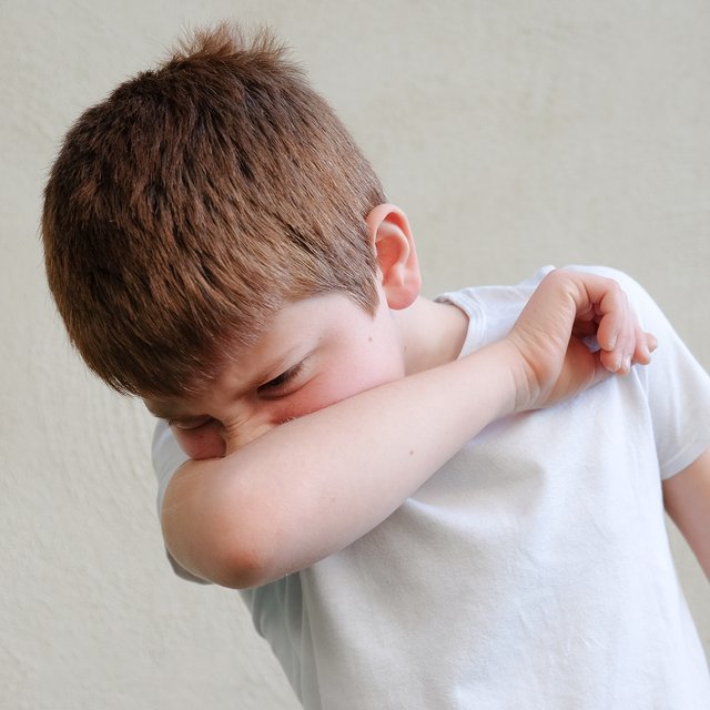 Подросток панически боится микробов, не помогают даже успокоительные: что делать