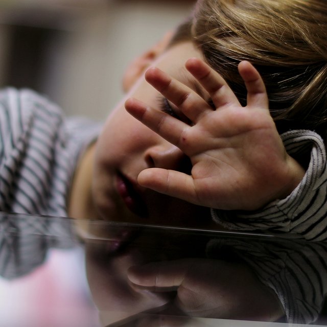 «Иди в свою комнату и успокойся!» Почему мы не умеем утешать детей и как все же делать это правильно