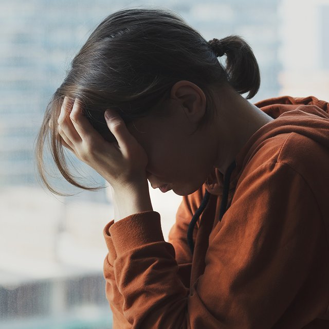 «Мама делала вид, что ничего не происходит». Зачем подростки причиняют себе боль и как им помочь