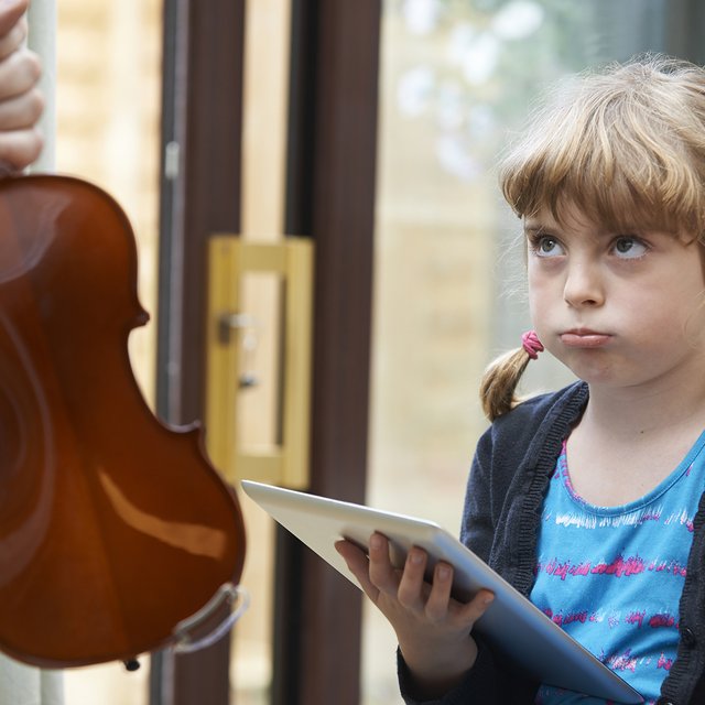 Музыкалка — это скучно, летний лагерь – маленькая армия, а на ЕГЭ опять снимают баллы