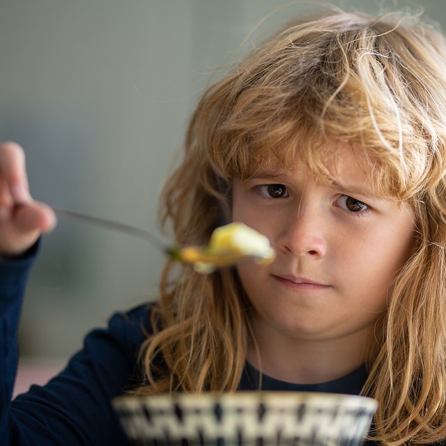 Ест только макароны и сосиски. Почему дети не любят «нормальную» еду — и что с этим делать