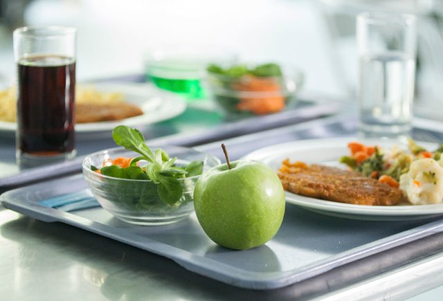 10 самых дорогих и 10 самых дешевых школьных обедов