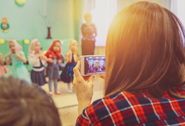 Почему приёмным детям не всегда стоит обнимать друг друга, а родителям не всегда нравятся фотографии с утренников