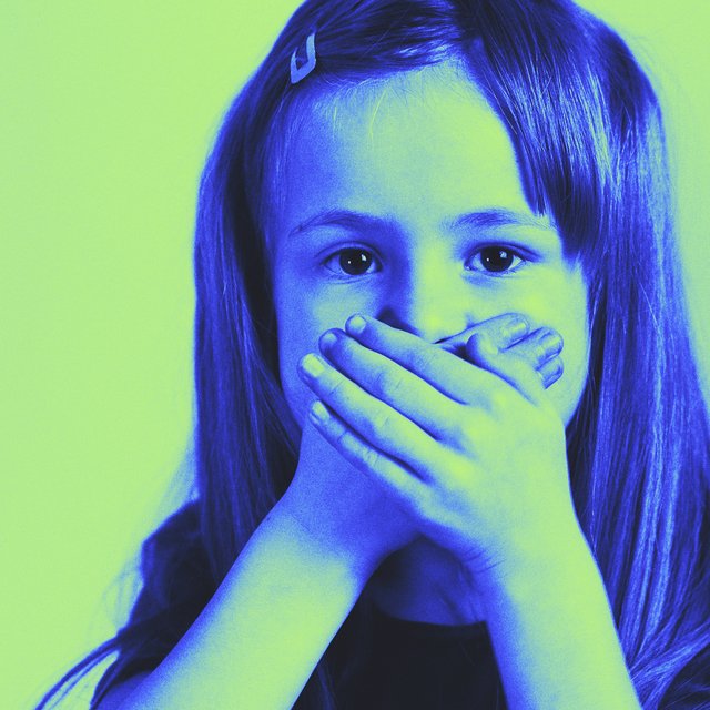 Дочь не хочет разговаривать в детском саду и учить стихи: что делать?