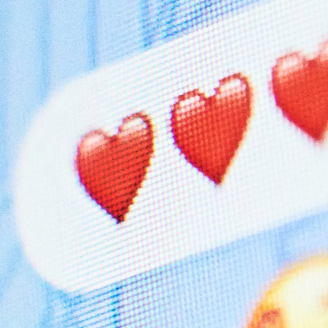 Девятилетняя дочь переписывается с мальчиком и присылает ему сердечки: нормально ли это?