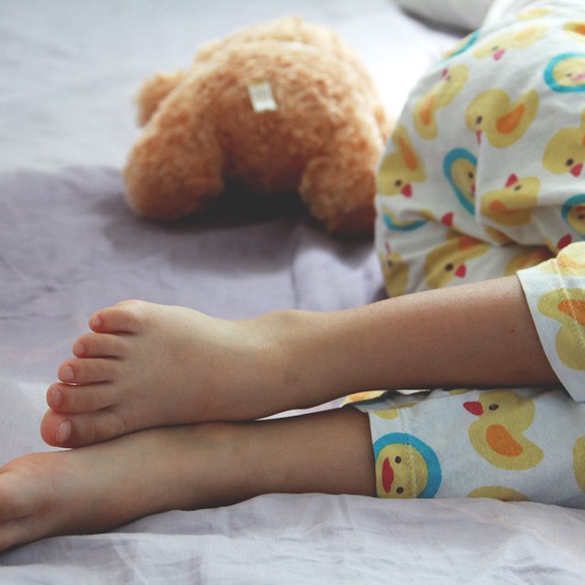 Ребёнок писается по ночам: до какого возраста это норма и когда стоит показаться врачу