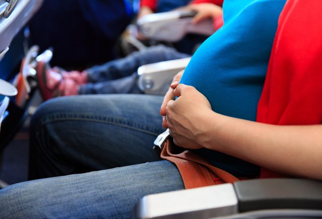 Можно ли беременным летать на самолёте и какие есть нюансы
