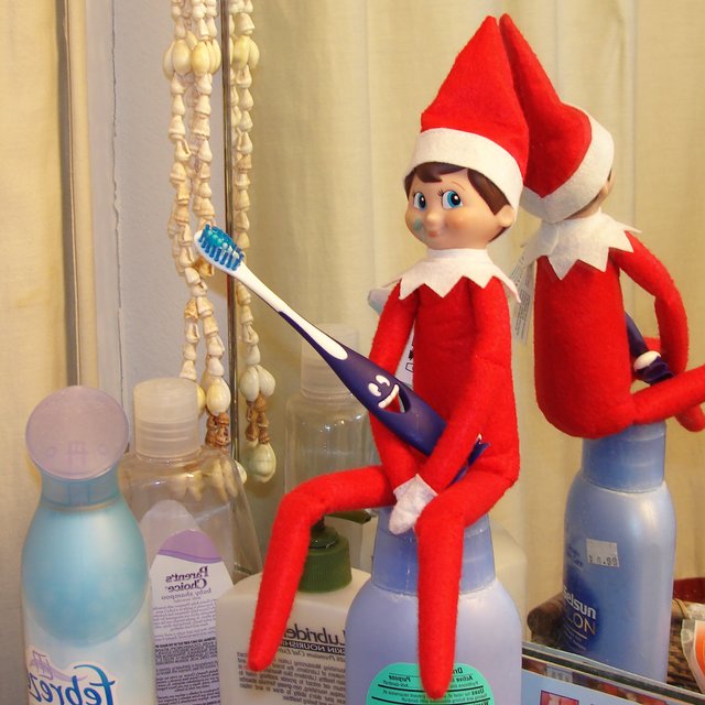 Эта семья придумала нового эльфа на Рождество и заработала миллионы. О его репутации спорят до сих пор