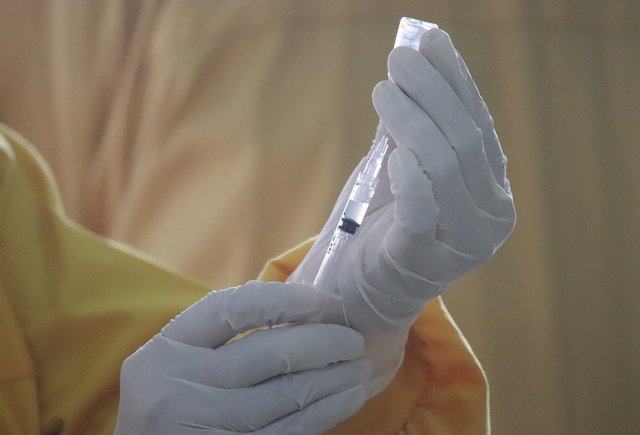 Учителя массово отказываются вакцинироваться. Что делать директору школы?