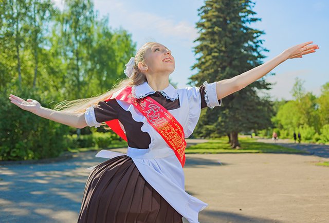 645 тысяч выпускников и голубь, который выжил: последний звонок-2018 в городах России