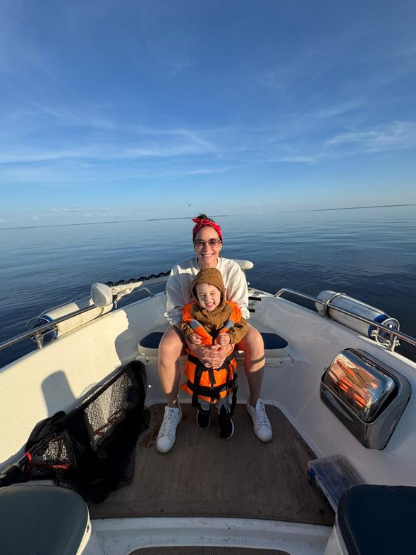 Ольга Сутулова вместе со своим сыном на лодке: правила воспитания актрисы