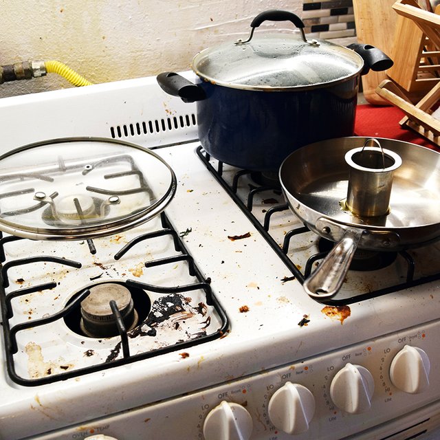 Ребёнок живёт в грязной квартире одного из родителей: как решить проблему с гигиеной