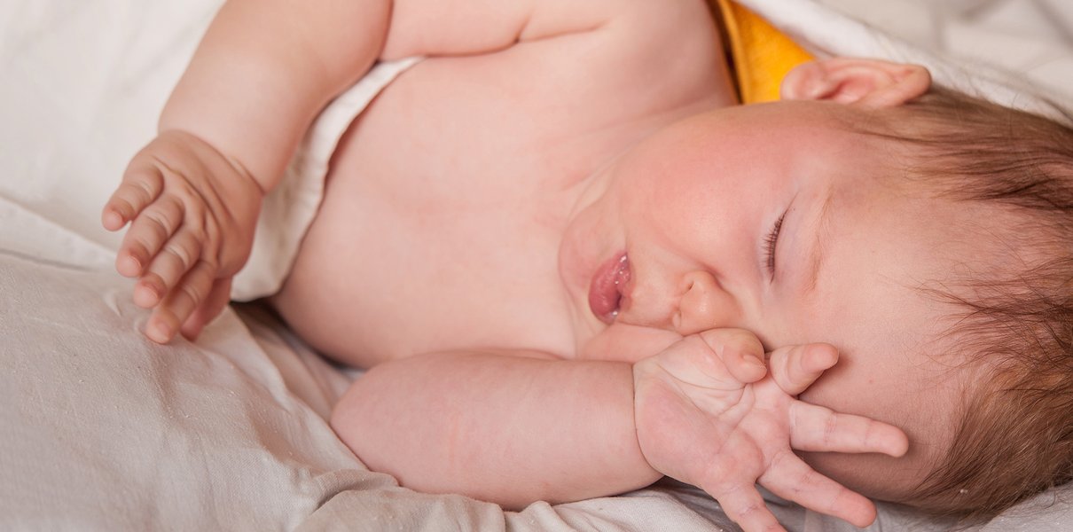 Ребёнок спит 5 минут и сразу просыпается. Почему — и что делать?